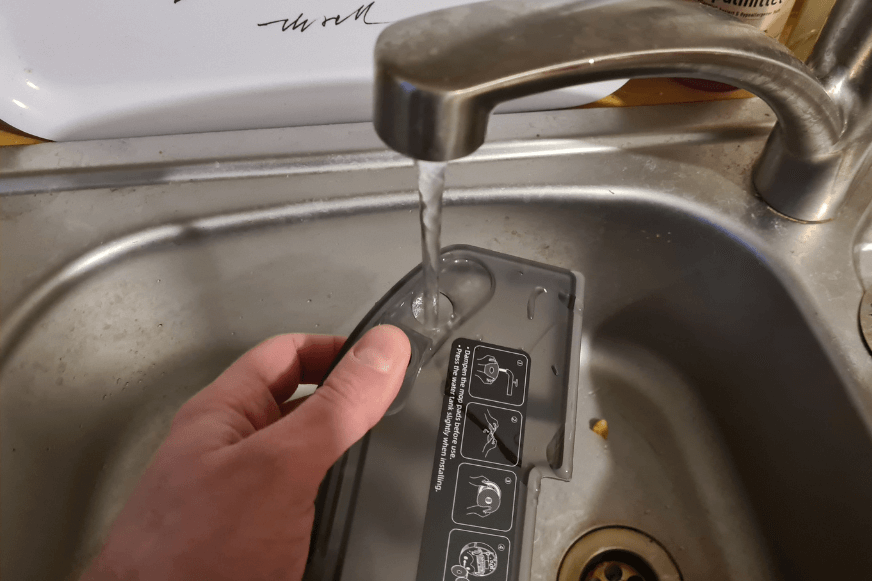 В резервуар для воды Dreame L10s Pro заливается вода.